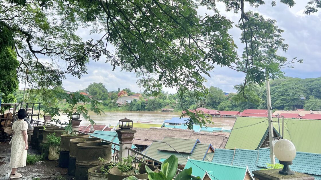 ラオスの首都ヴィエンチャンのLao Derm Som Ngum Restaurantの上にある高台から見た景色