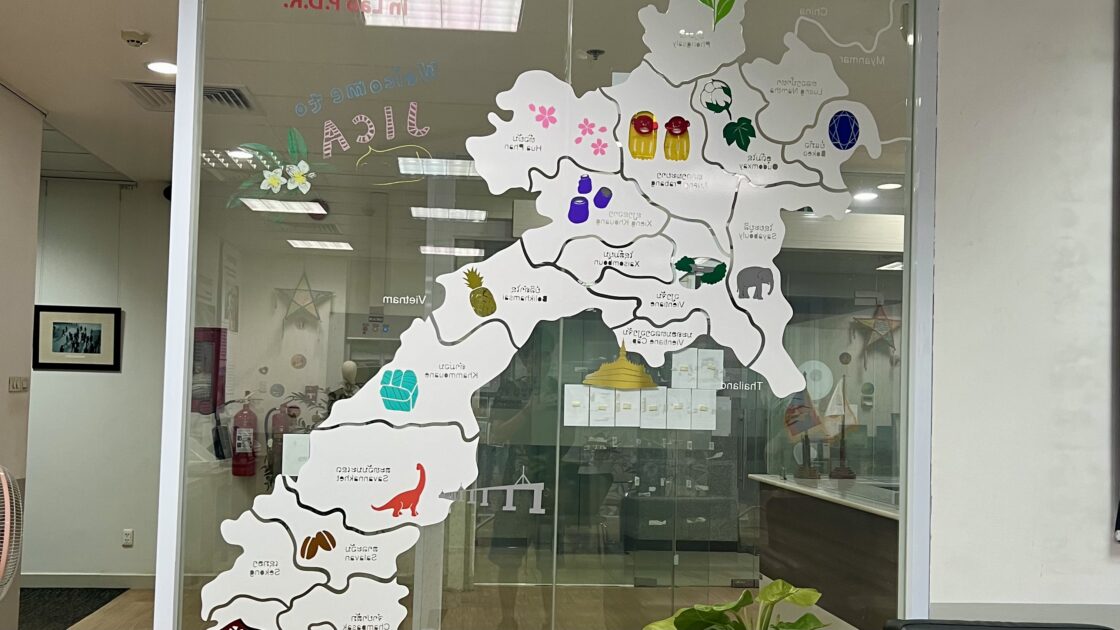 ラオスの首都ヴィエンチャンのJICAデスク