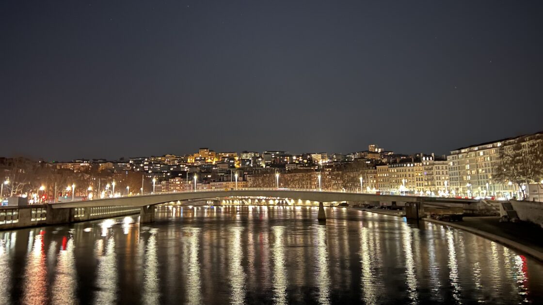 フランスのリヨンの川と橋と反射して美しい夜景