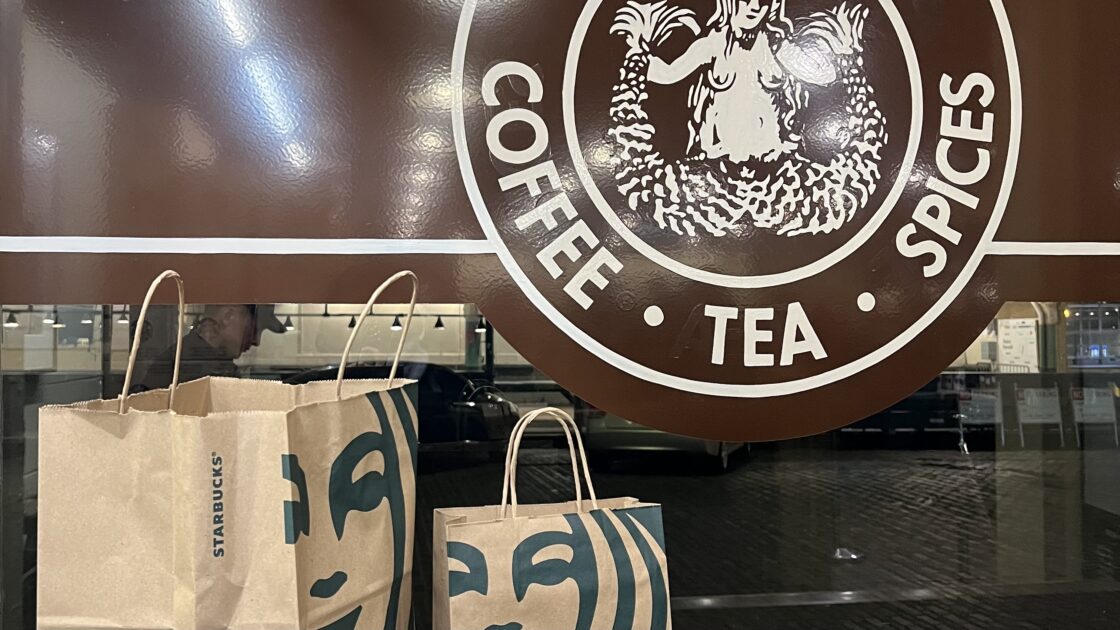 シアトルのスターバックス一号店でのお土産の写真
