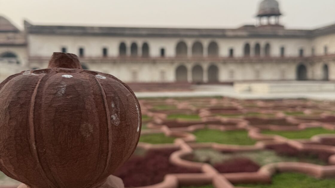 インドのアグラのアグラ城と朝焼け