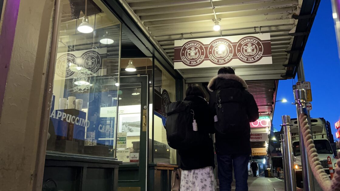 シアトルのスターバックス一号店でのはるカタルーニャの写真