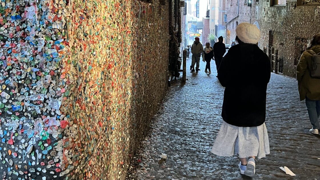シアトルにある世界一汚い壁「ガムウォール」とはるカタルーニャの写真