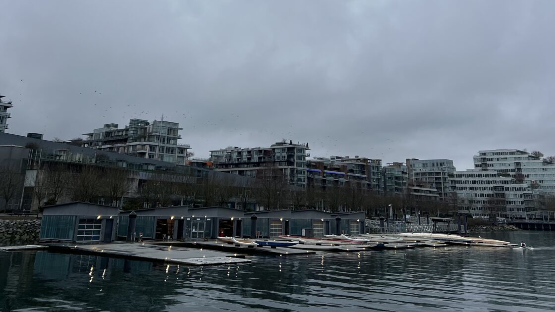 カナダの西海岸バンクーバーの街並みと湖