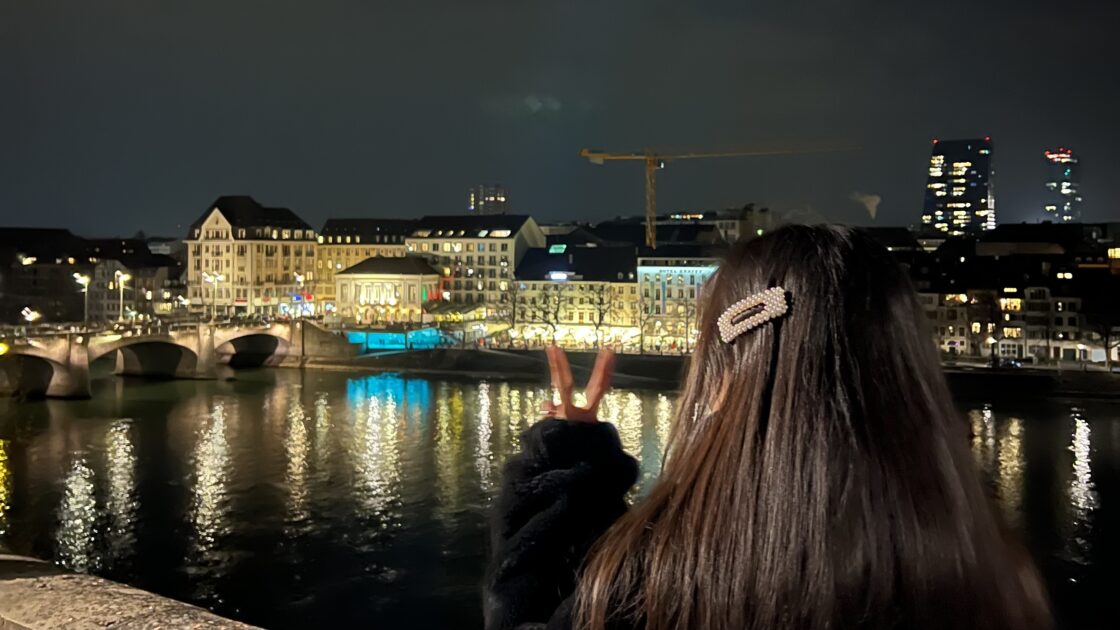スイスの3カ国の国境のあるバーゼルの街並みと橋の上からの夜景