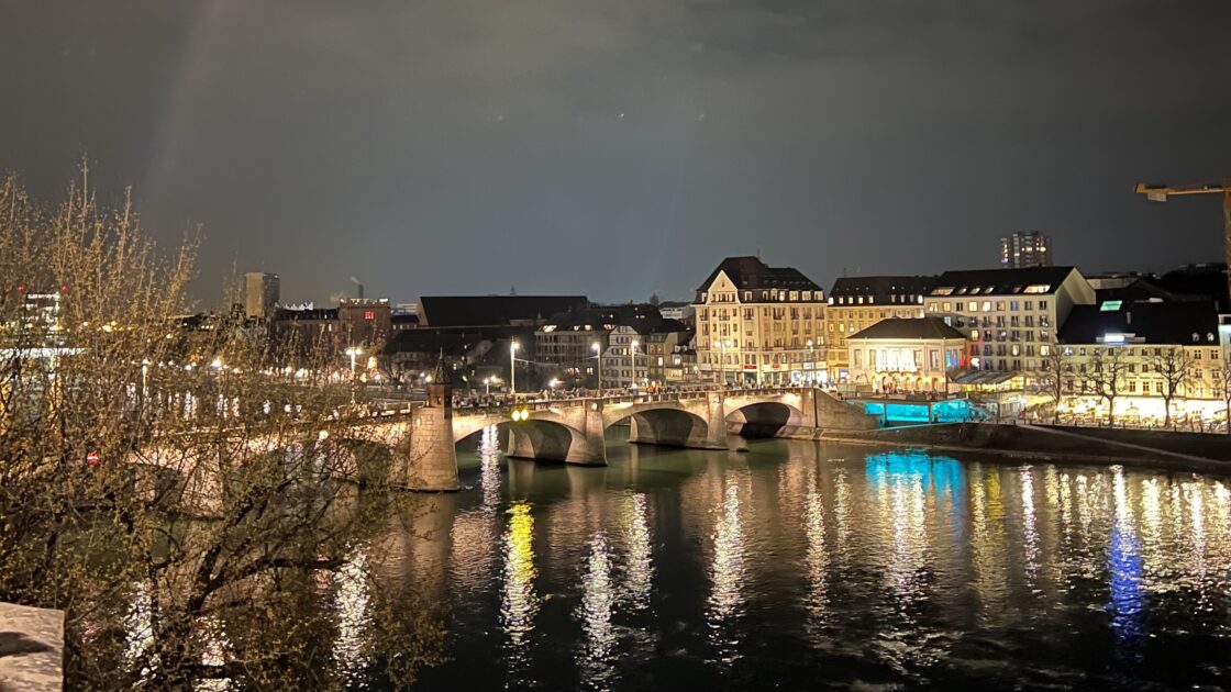スイスの3カ国の国境のあるバーゼルの街並みと橋の上からの夜景
