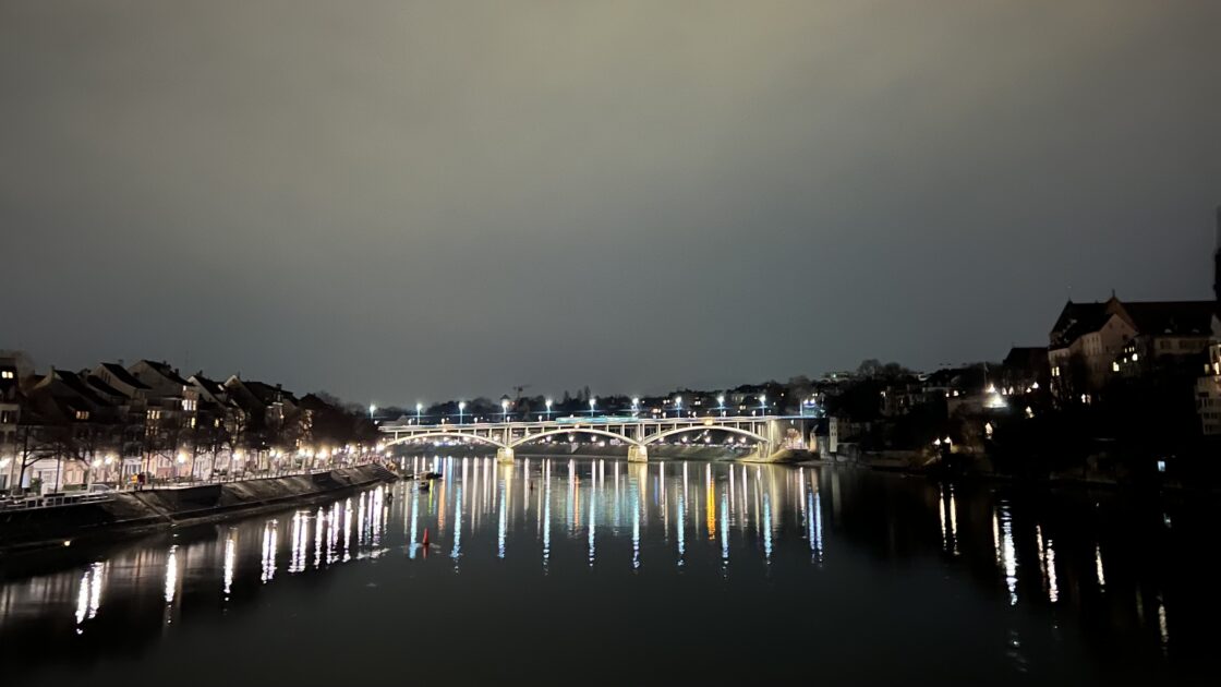スイスの3カ国の国境のあるバーゼルの街並みと橋の上からの夜景