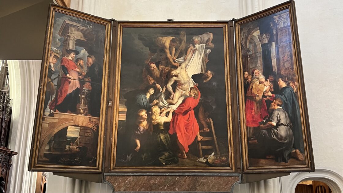 ベルギーのアントワープのノートルダム大聖堂のと絵画の写真（アントウェルペン）