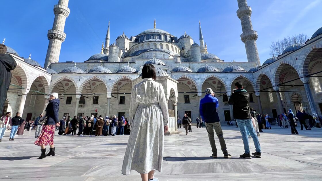 トルコイスタンブールのブルーモスクとはるカタルーニャ