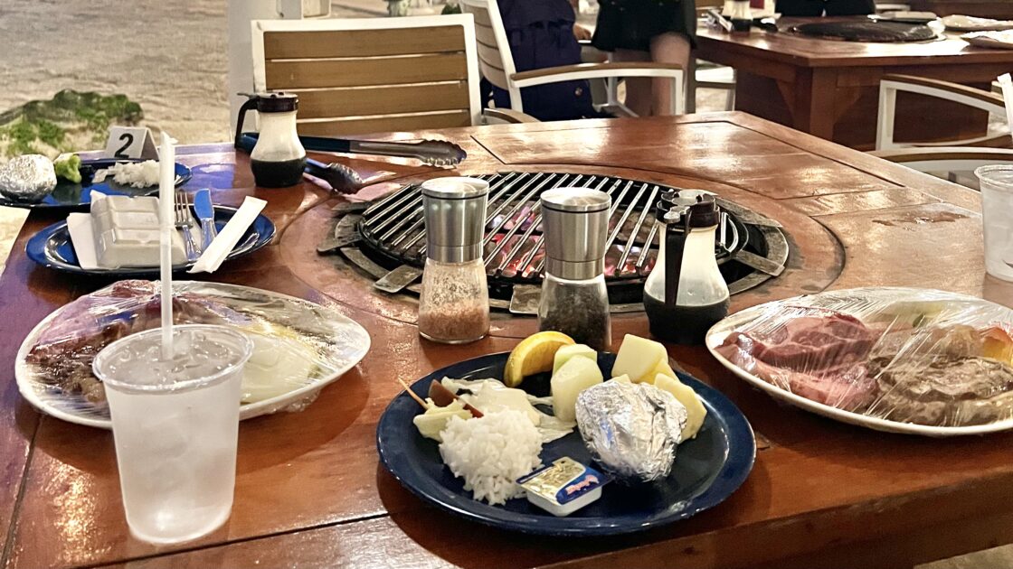 グアムのディナーショーのバーベキュー