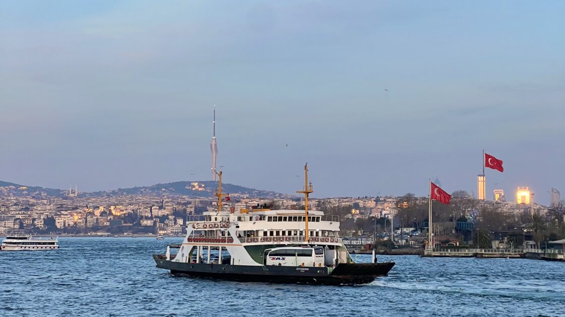 トルコイスタンブールのボスポラス海峡とフェリー