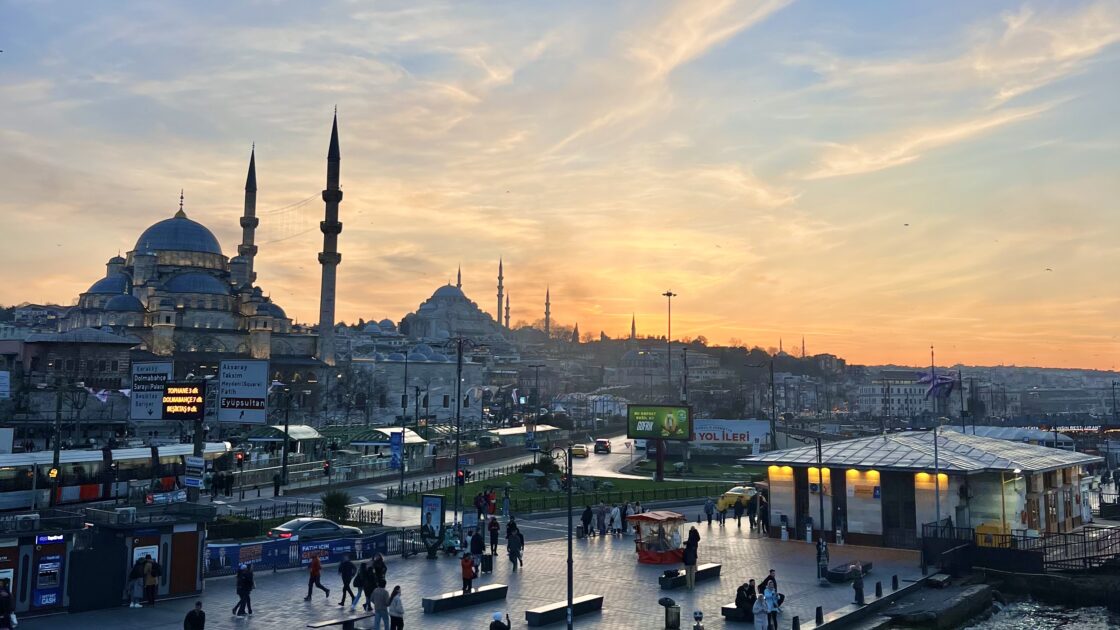トルコイスタンブールのボスポラス海峡とフェリーと夕焼け