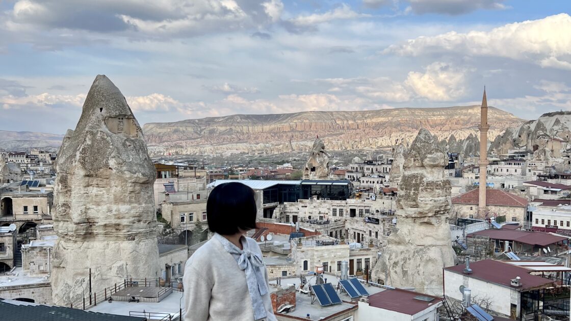 トルコの世界遺産カッパドキアの風景と奇形群とはるカタルーニャ