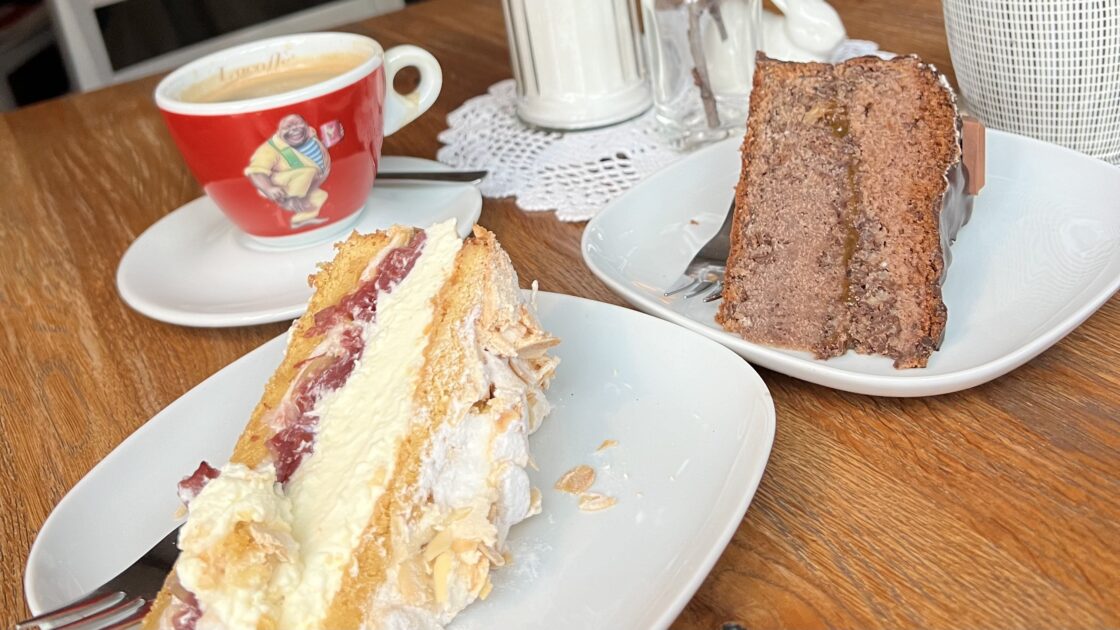 ドイツの進撃の巨人のモデルにもなったと言われているネルトリンゲンの壁カフェで食べた自家製ケーキ