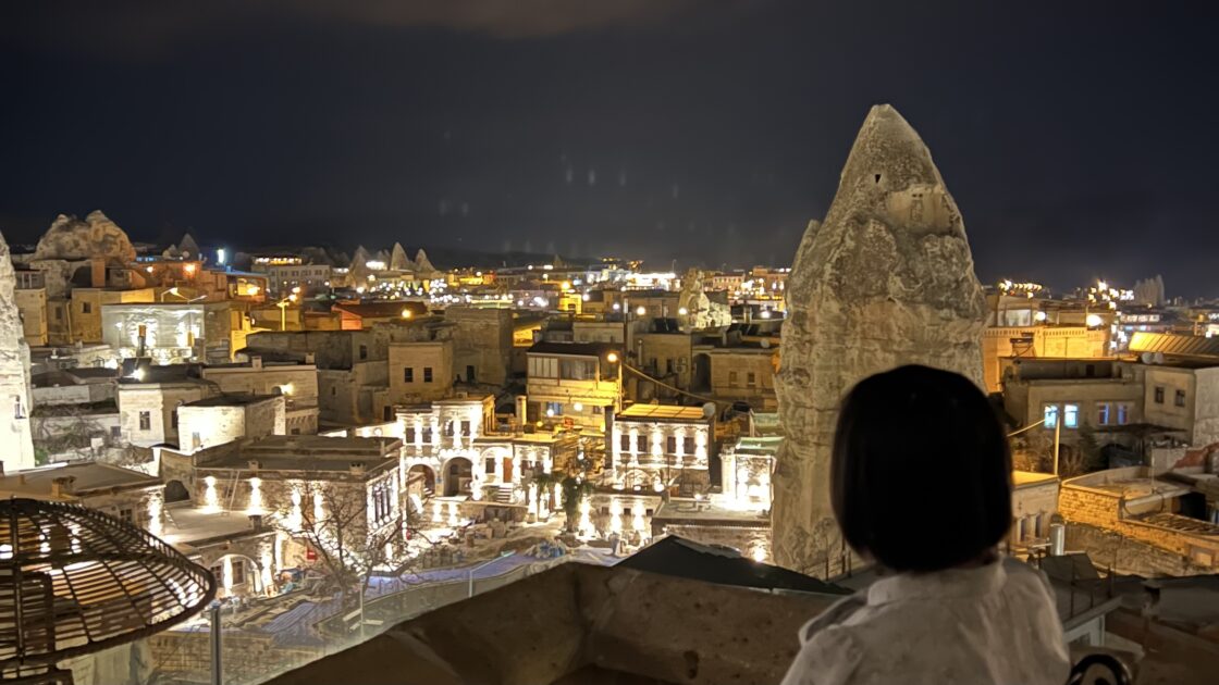 トルコの世界遺産カッパドキアの夜景と奇形群とはるカタルーニャ