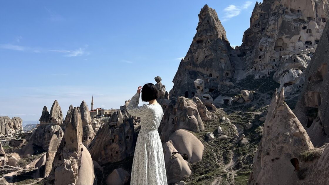 トルコの世界遺産カッパドキアの風景と奇形群とはるカタルーニャ