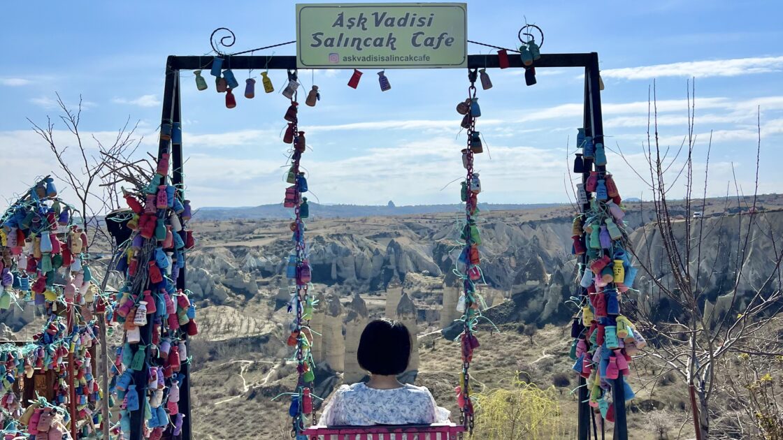 トルコの世界遺産カッパドキアの風景と奇形群とはるカタルーニャ