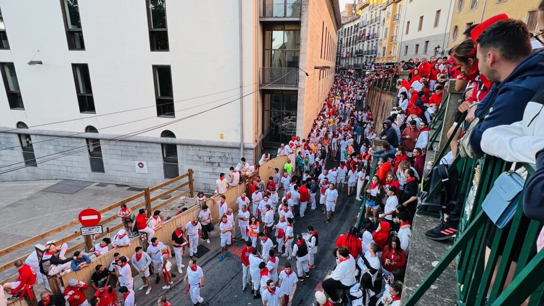 スペインのパンプローナの牛追い祭りの写真
