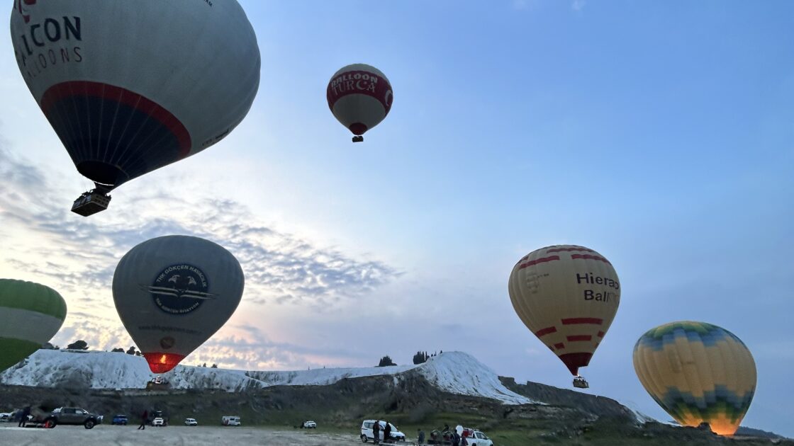 トルコの世界遺産パムッカレの石灰棚での気球体験