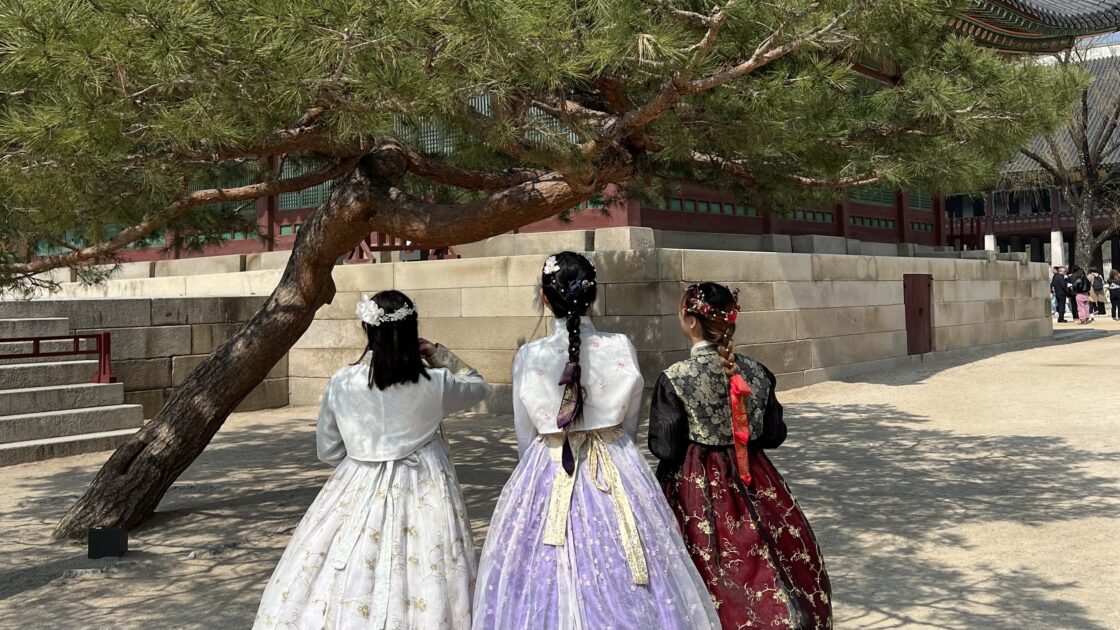 韓国の首都ソウルのチマチョゴリ