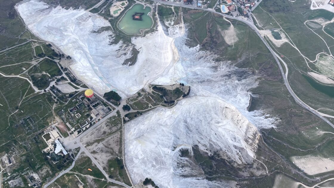トルコの世界遺産パムッカレの石灰棚での気球上空から見た景色