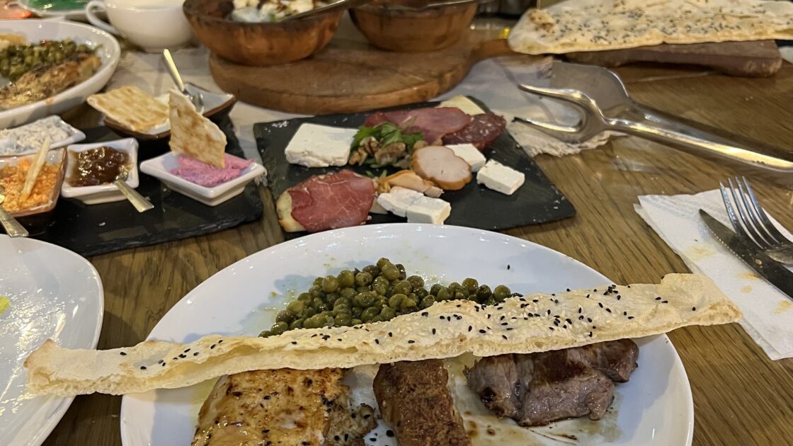 コソボの首都プリシュティナの伝統料理屋さんで食べた料理の写真