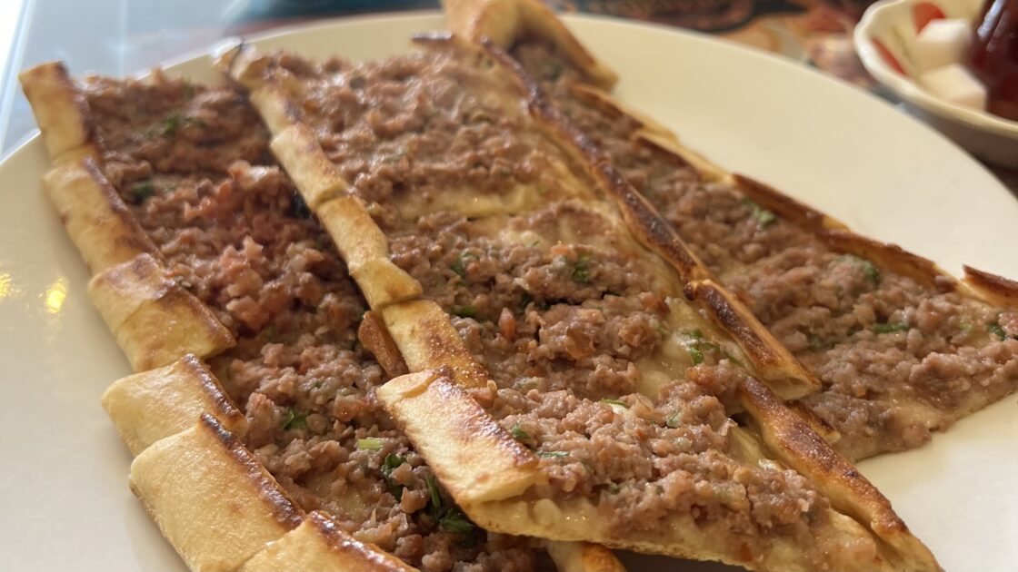 トルコの世界遺産パムッカレの石灰棚の帰りに食べたデニズリ駅地下のピデ