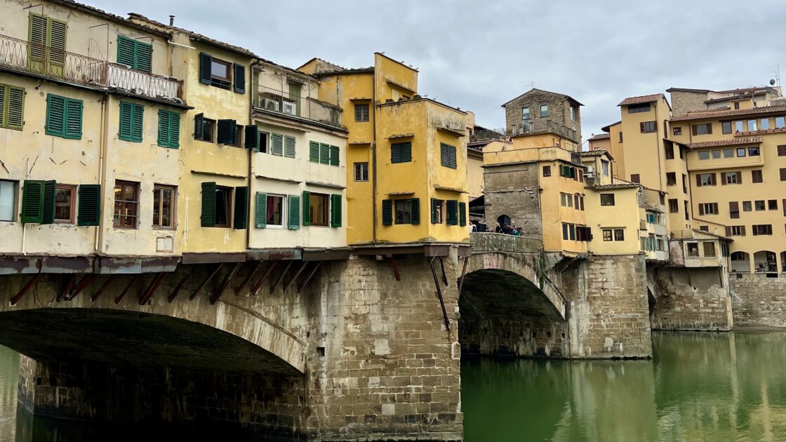 イタリアのフィレンツェにあるヴェッキオ橋