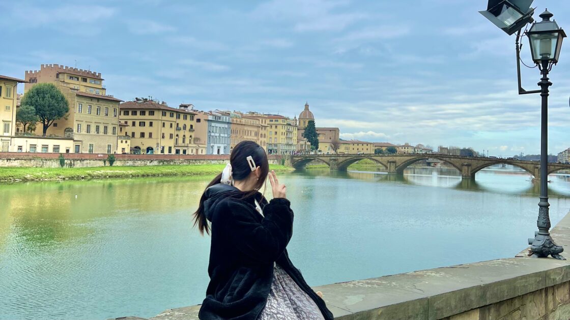イタリアのフィレンツェにあるヴェッキオ橋付近の景色