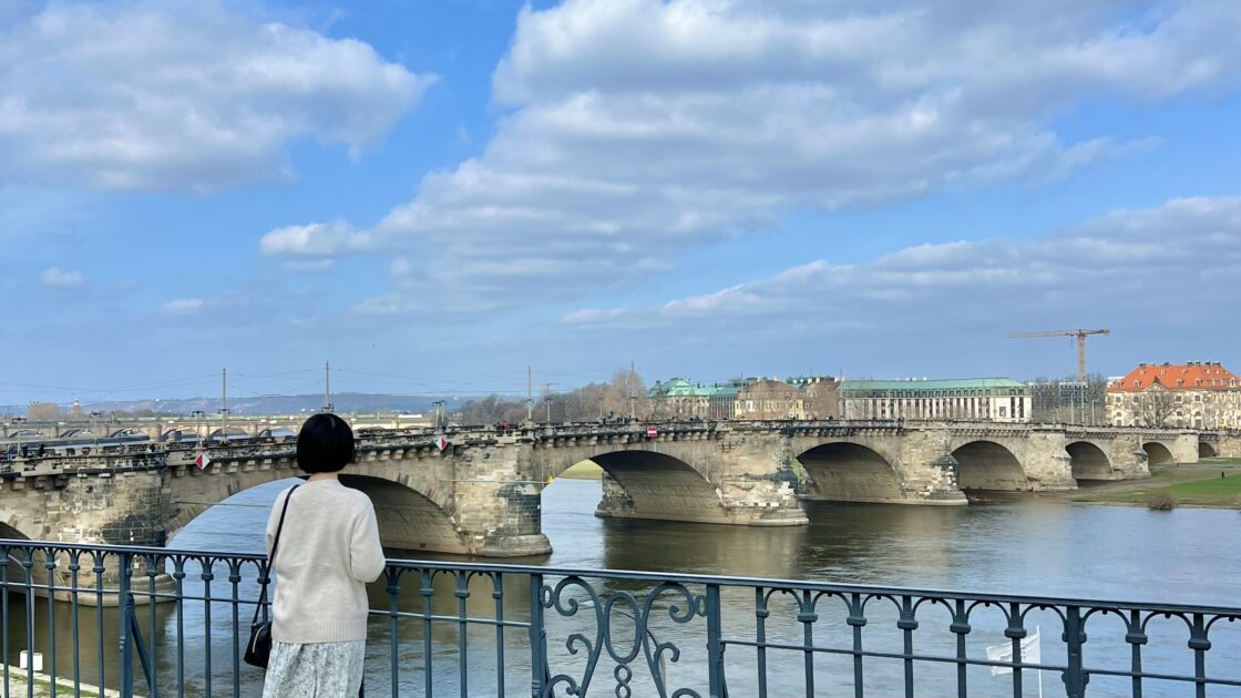 ドイツのドレスデンの街並みと川と橋とはるカタルーニャ