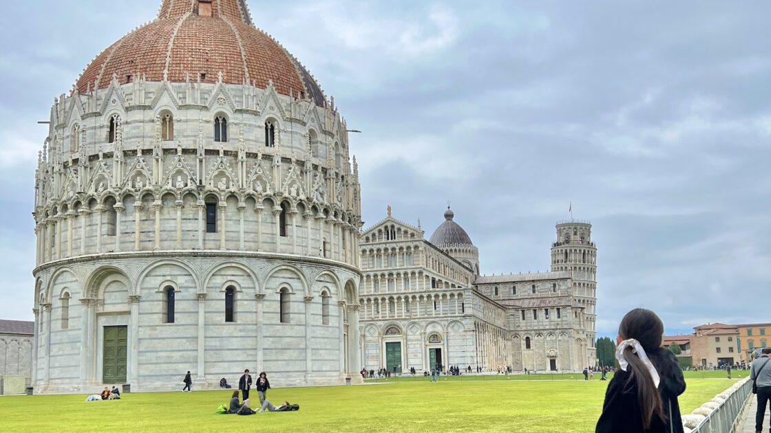 イタリアのピサにあるピサのドゥオモ広場