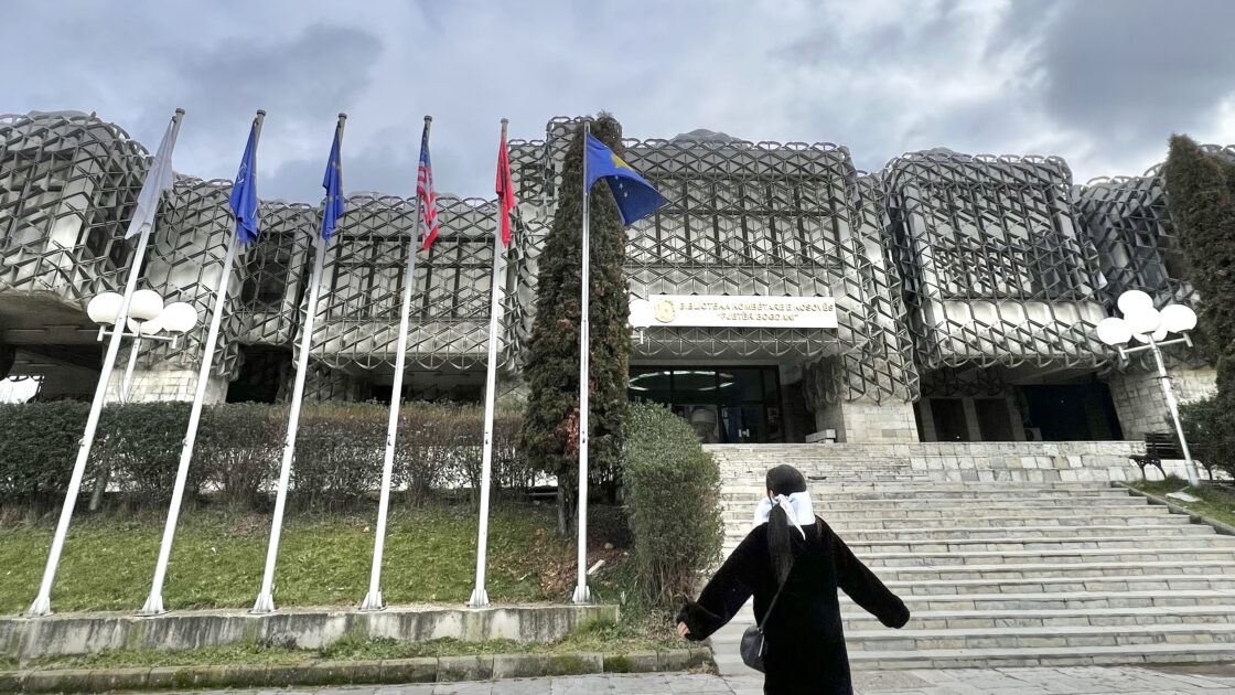 コソボの首都プリシュティナのコソボ国立大学図書館と国旗
