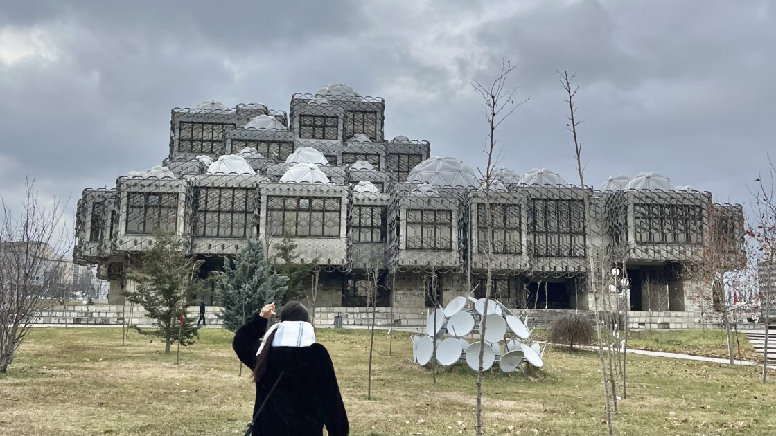 コソボの首都プリシュティナのコソボ国立大学図書館