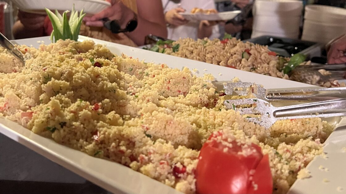アラブ首長国連邦のドバイ郊外のデザートサファリでの伝統料理の写真