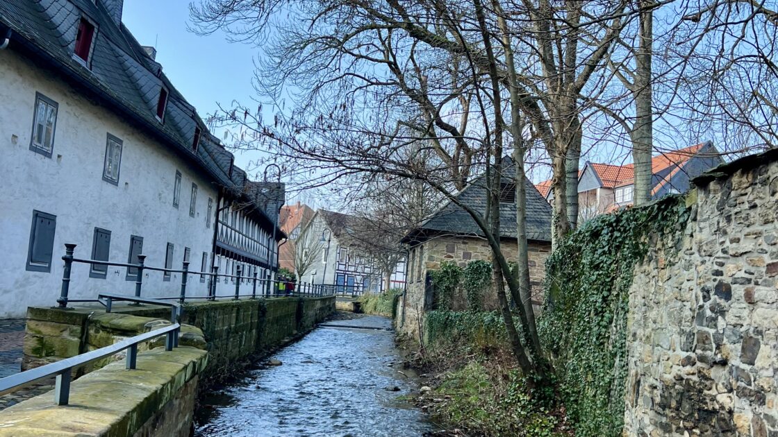ドイツのハルツ地方にある世界遺産の街ゴスラーの木組の家と街並みと川