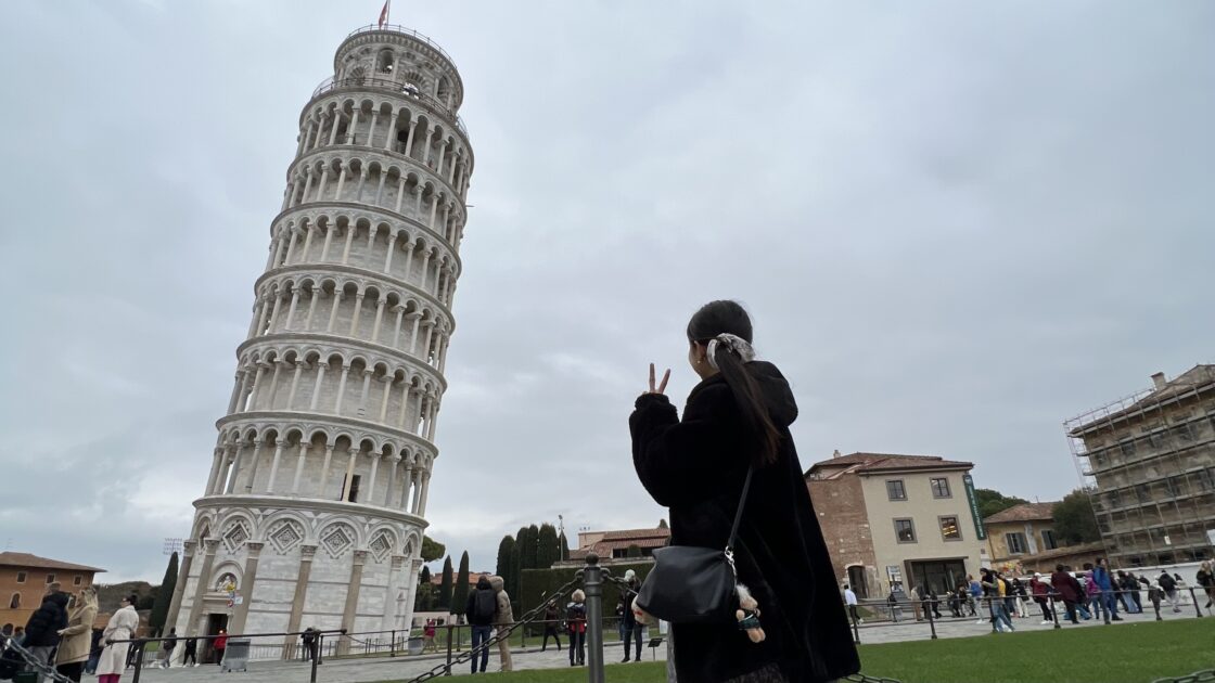 イタリアのピサにあるピサの斜塔