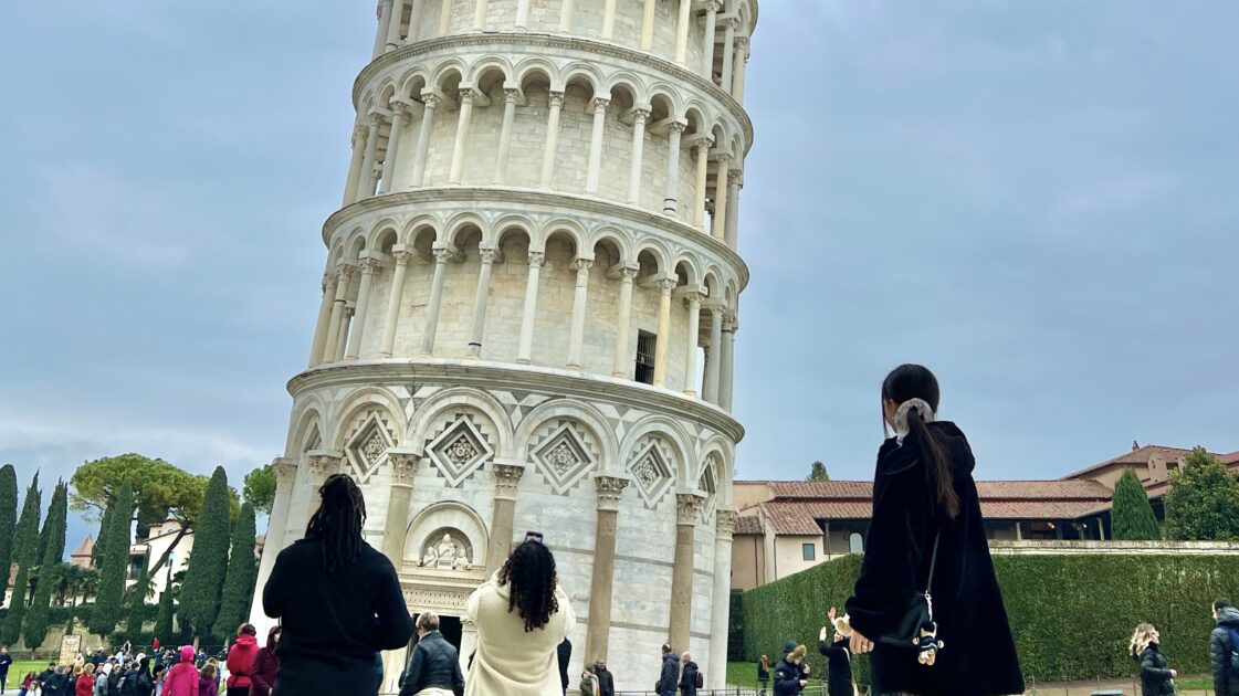 イタリアのピサにあるピサの斜塔