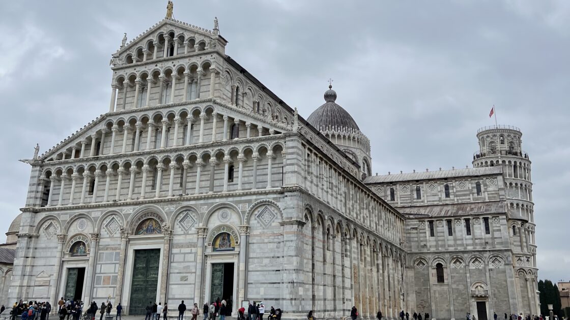 イタリアのピサにあるピサのドゥオモ広場