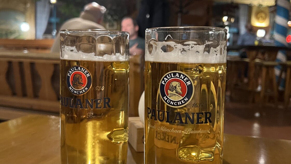 ドイツのハノーファーの伝統料理レストランPaulaner am Thielenplatzのビール