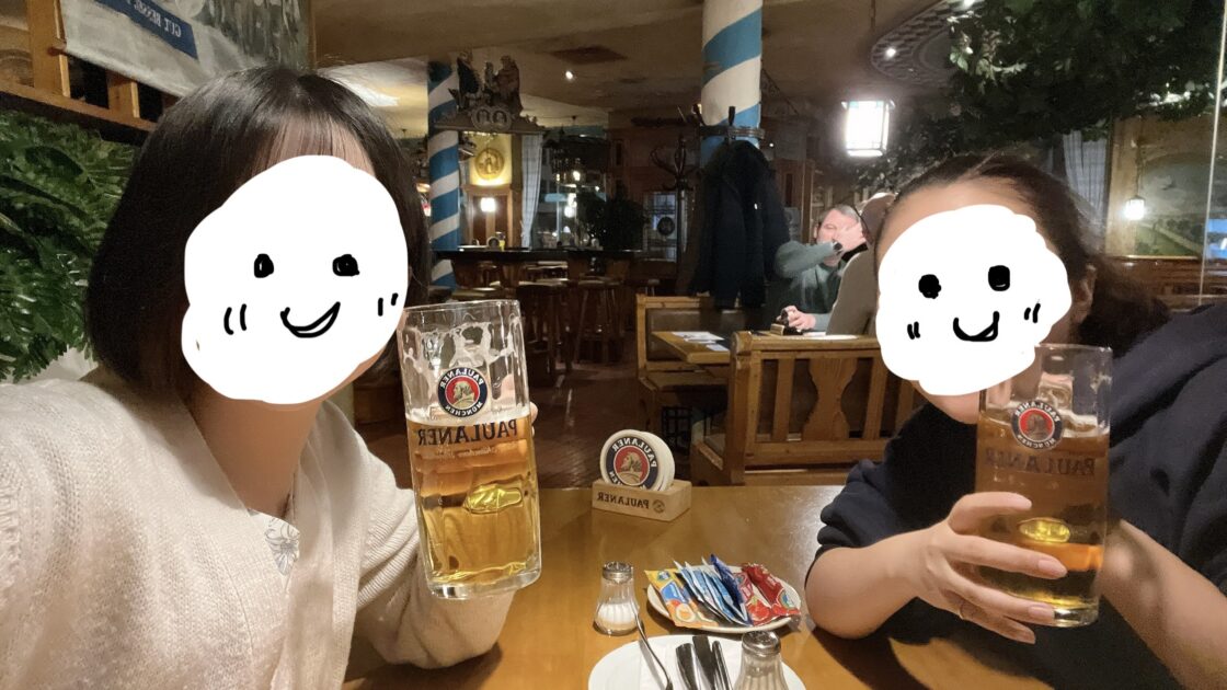 ドイツのハノーファーの伝統料理レストランPaulaner am Thielenplatzのビールとはるカタルーニャ