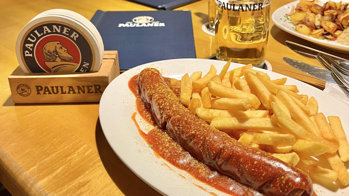 ドイツのハノーファーの伝統料理レストランPaulaner am Thielenplatzのカリーヴルスト