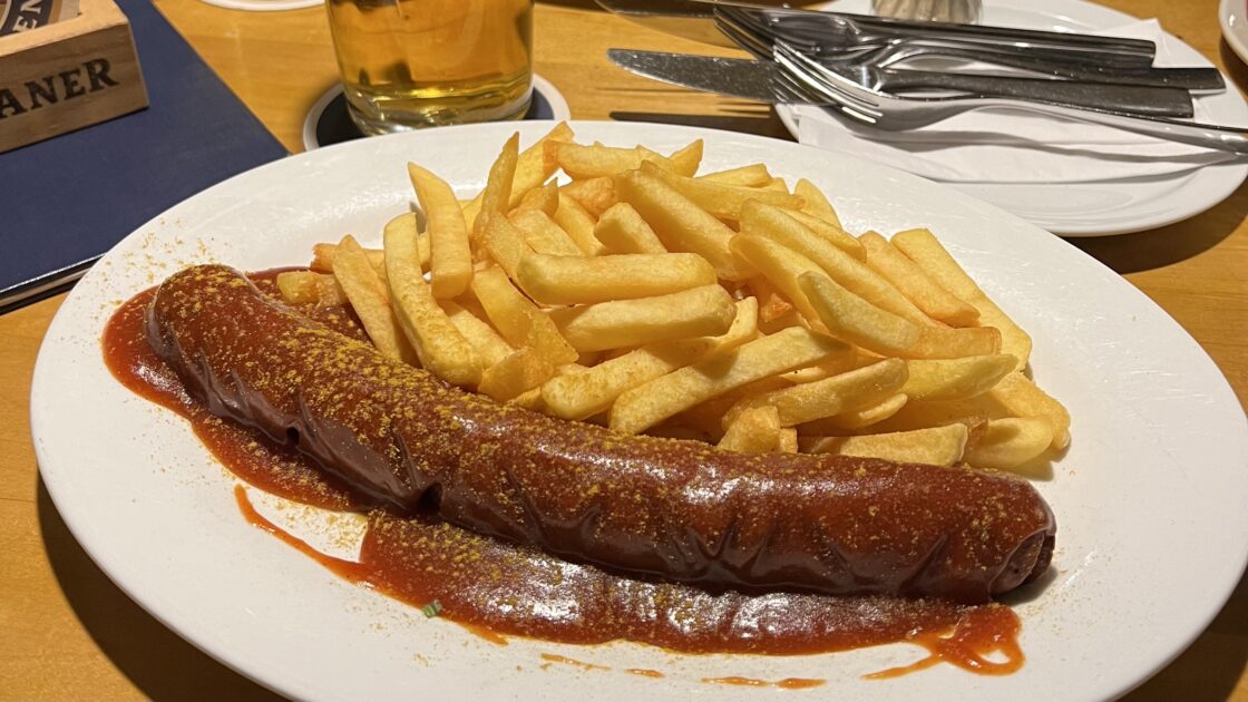 ドイツのハノーファーの伝統料理レストランPaulaner am Thielenplatzのカリーヴルスト
