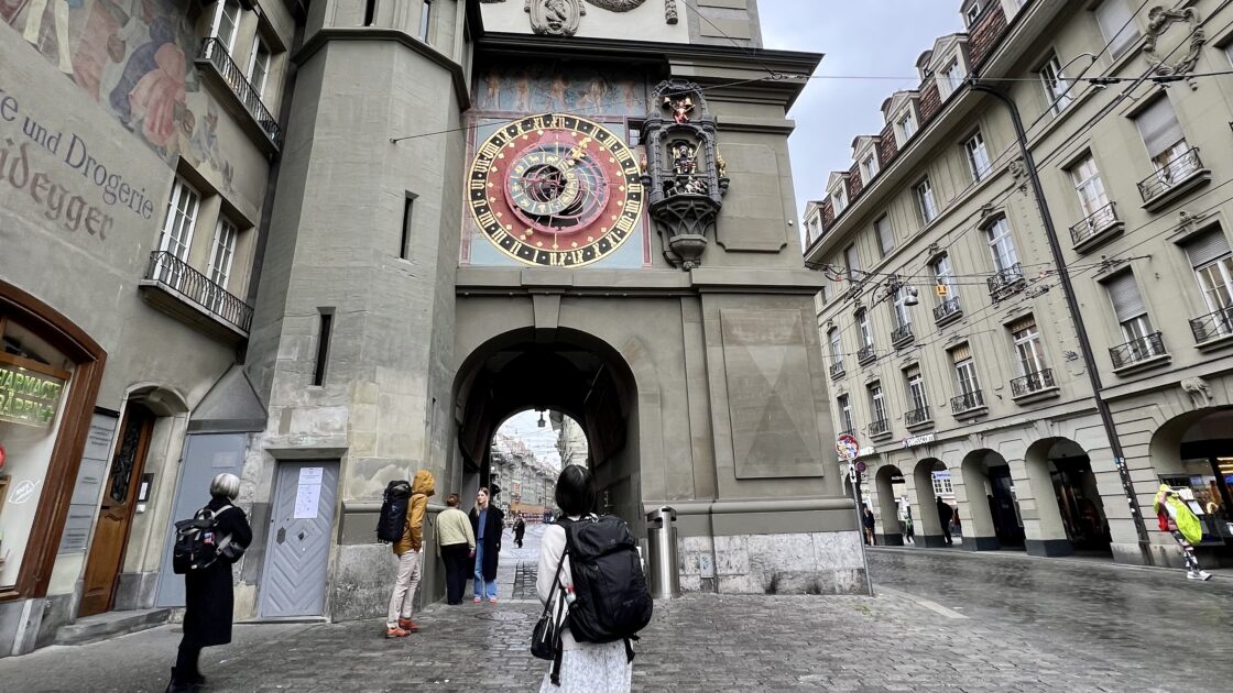 スイスの首都ベルンの街並みと時計とはるカタルーニャ