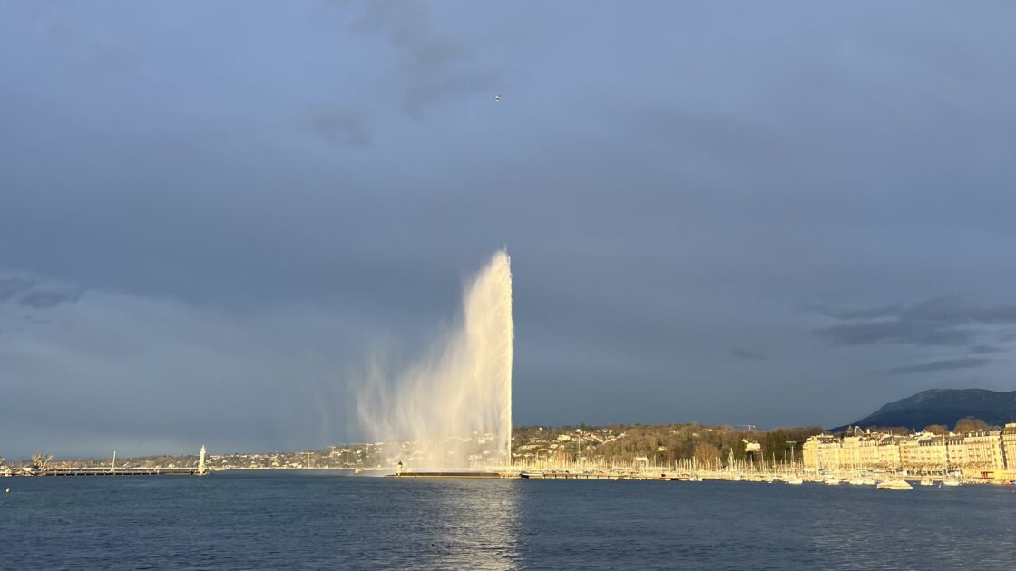 スイスのジュネーブの街並みと大噴水