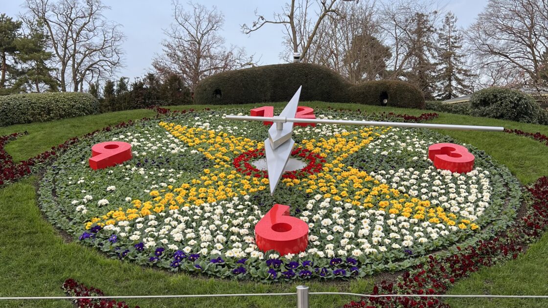 スイスのジュネーブの街並みと花時計