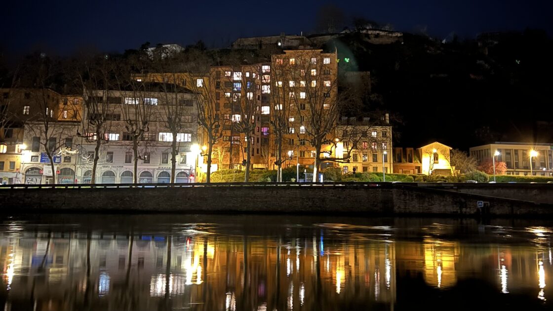 フランスのリヨンの川と反射して美しい夜景