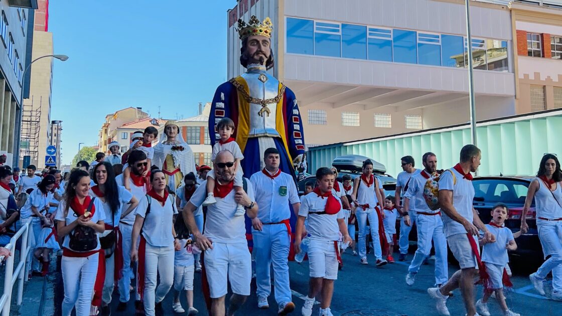 スペインのパンプローナの牛追い祭りのギガンテス