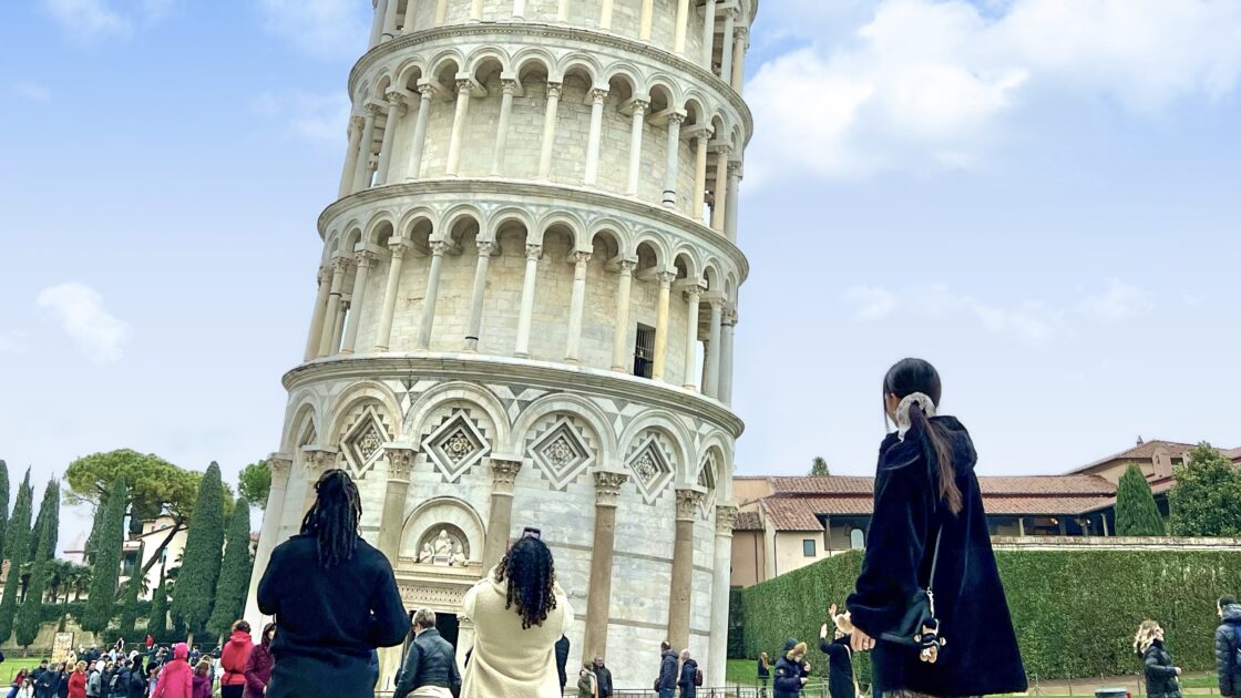 イタリアのピサにあるピサの斜塔