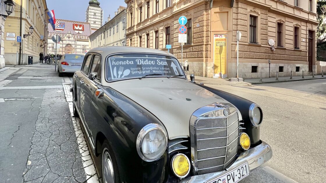 クロアチアの首都ザグレブの聖マルコ教会とレトロな車
