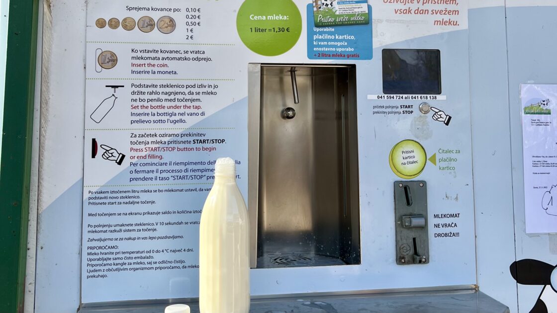 スロベニアの首都リュブリャナにある牛乳の自動販売機